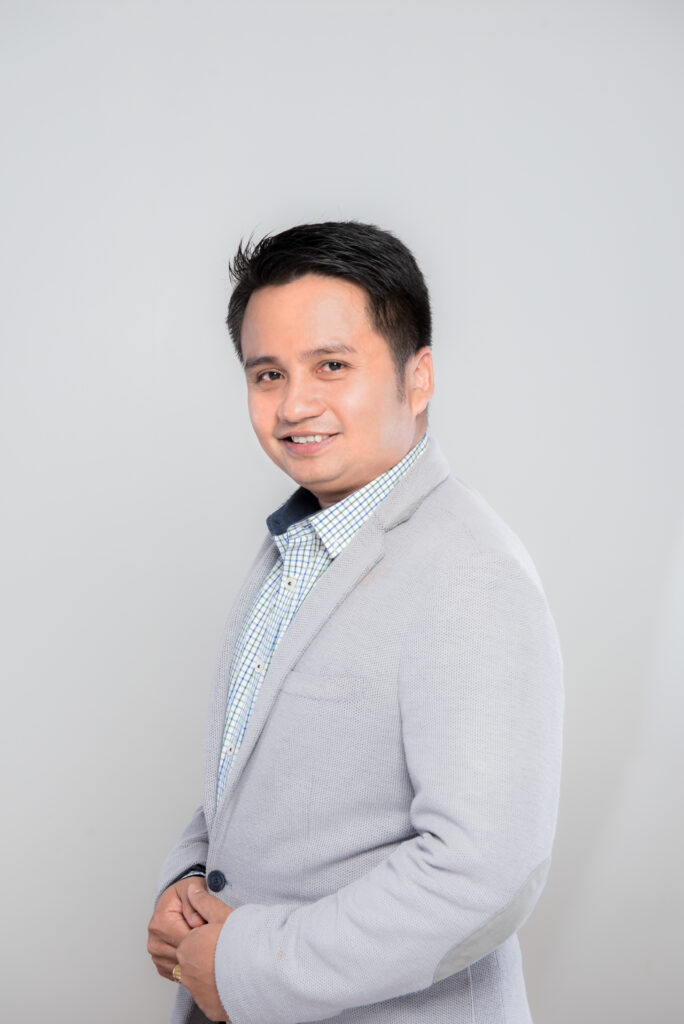 ผู้ช่วยศาสตราย์ ดร.ธีรภัทร์ ลอยวิรัตน์