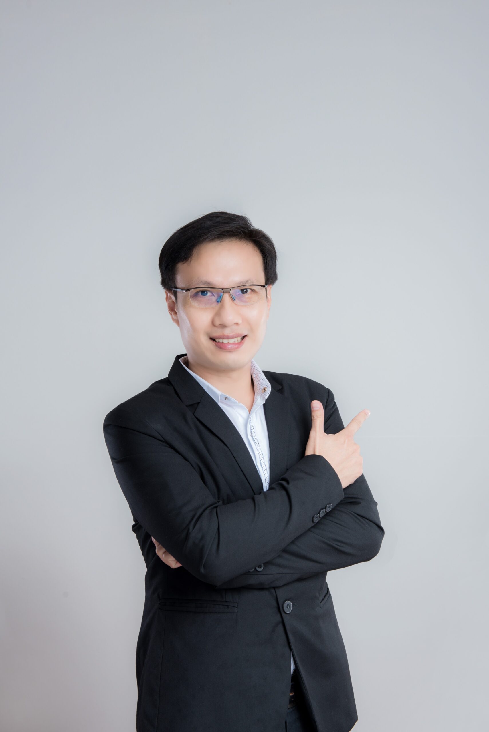 ผู้ช่วยศาสตราจารย์ ดร.ชาคร  คัยนันทน์ คณบดี