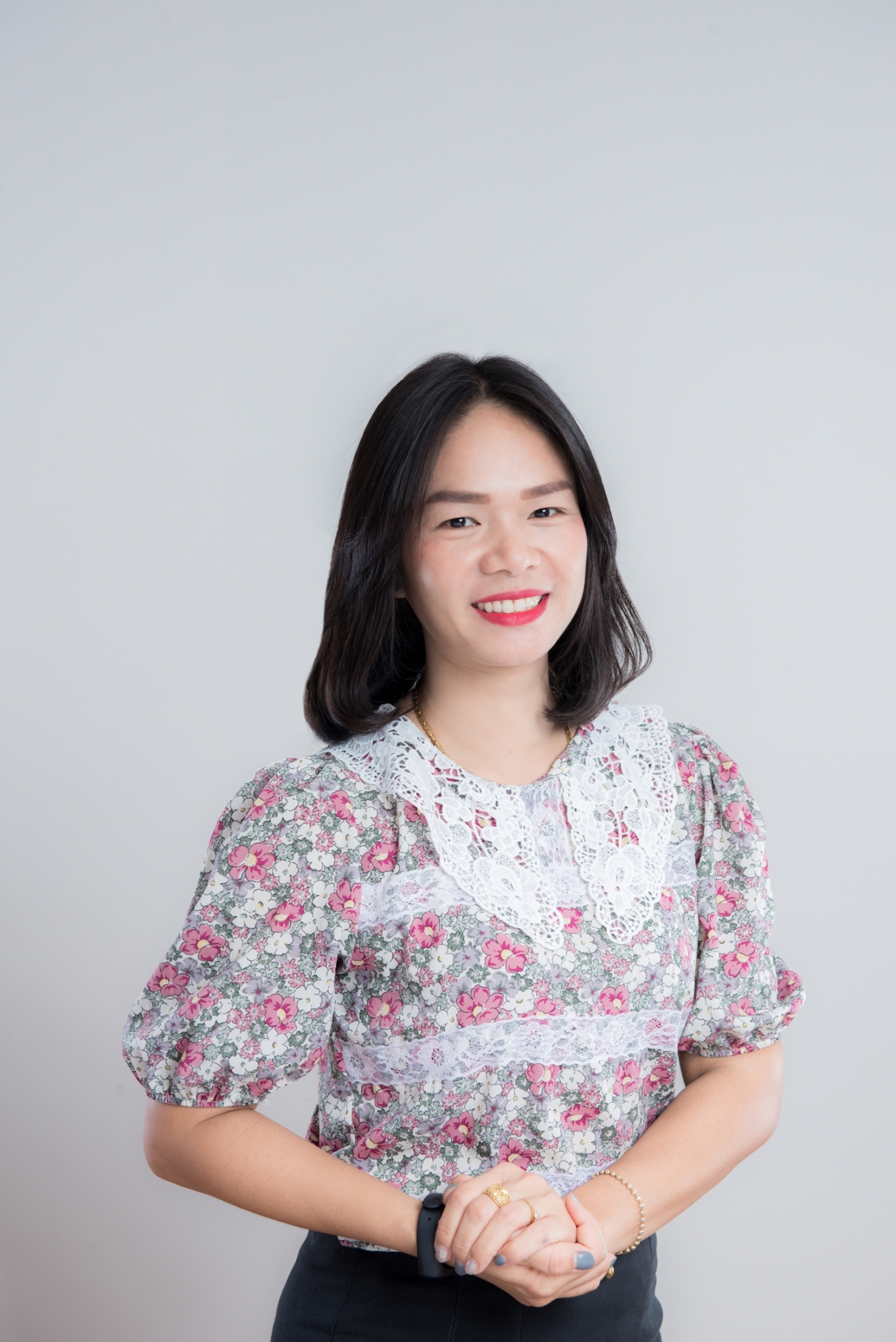 นางสาวอิสริยา ศิริภักดิ์ คณบดี